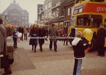 EHC-0001275 Zicht op winkelend publiek in de Raadhuisstraat, met op de achtergrond het Gemeentehuis Geleen