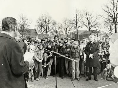 EHC-0001322 Rechts Burgemeester Elsenburg (met ambtsketen), samen met een groep kinderen luisterend naar een toespraak