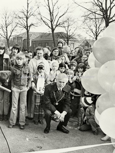 EHC-0001333 Groep kinderen tijdens een ballonnenwedstrijd met hurkend op de voorgrond Burgemeester Elsenburg