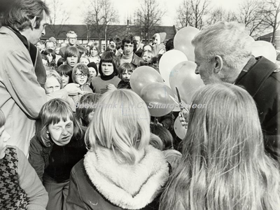 EHC-0001336 Groep kinderen tijdens een ballonnenwedstrijd met rechts Burgemeester Elsenburg