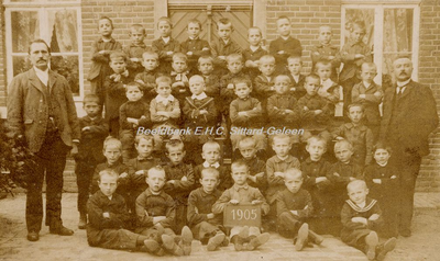 EHC-0001352 Een klassefoto van de jongens van Lutterade-Krawinkel voor het huis van de hoofdonderwijzer