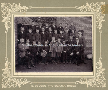 EHC-0001354 Een klassefoto van de jongens van Lutterade-Krawinkel voor het huis van de hoofdonderwijzer