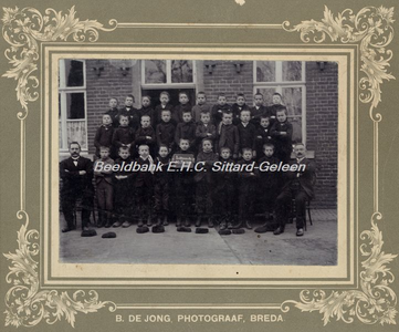 EHC-0001355 Een klassefoto van de jongens van Lutterade-Krawinkel voor het huis van de hoofdonderwijzer