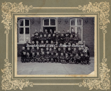 EHC-0001356 Een klassefoto van de jongens van Lutterade-Krawinkel voor het huis van de hoofdonderwijzer