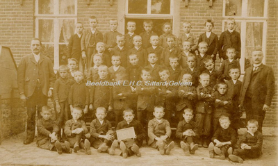 EHC-0001359 Een klassefoto van de jongens van Lutterade-Krawinkel voor het huis van de hoofdonderwijzer