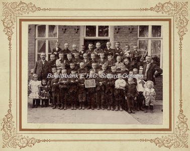 EHC-0001360 Een klassefoto van de jongens van Lutterade-Krawinkel voor het huis van de hoofdonderwijzer