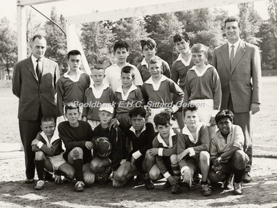 EHC-0001409 Groepsfoto jeugdelftal 11 mei 1963 in het Sporpark