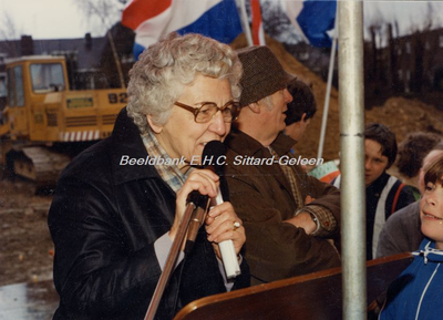 EHC-0001534 Eerste spade nieuwe basisschool 'De Meulehook', 1981 - De spreekster is Wethouder Bertha Paulissen-Willen