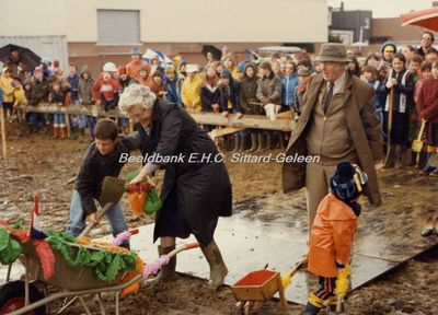 EHC-0001538 Eerste spade nieuwe basisschool 'De Meulehook', 1981 - In het midden op de voorgrond Wethouder Bertha ...