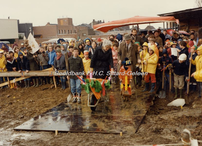 EHC-0001541 Eerste spade nieuwe basisschool 'De Meulehook', 1981