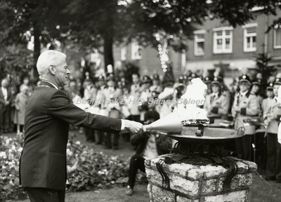 EHC-0001697 Herdenking bevrijding Geleen, 1984 - Burgemeester Elsenburg ontsteekt het vuur bij het ...