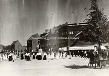 EHC-0001811 Zicht op de hoek Annastraat-Elisabethstraat, vanaf de Markt te Geleen op de Sacramentsprocessie van de H. ...