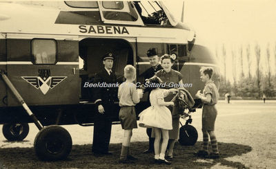 EHC-0001998 Burgemeester van Banning en Mevrouw van Banning worden verwelkomd na een rondvlucht met een helicopter van Sabena