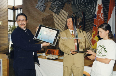 EHC-0002301 De milieuprijs 1996 van de gemeente Geleen wordt door Wethouder Ton Raven(links) uitgereikt aan de MAVO-St. Anna