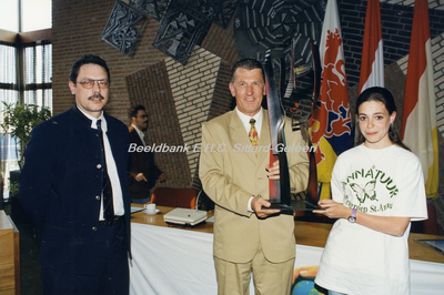 EHC-0002302 Uitreiking door Wethouder Ton Raven van de Gemeente Geleen-milieuprijs 1996 aan MAVO-St. Anna