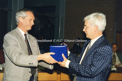 EHC-0002305 Uitreiking van de Gemeente Geleen-milieuprijs 1996 aan de Heer Kop, directeur van MAVO-St. Anna