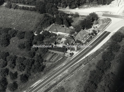 EHC-0002336 Luchtfoto van de Urmonderbaan met links de Oude Postbaan in de richting van de Bergerweg