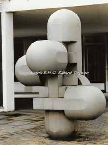 EHC-0002365 Betonplastiek kunstwerk van auteur/kunstenaar Sjra Schoffelen uit 1960 en geplaatst bij Winkelcentrum ...