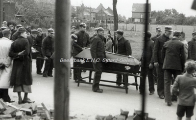 EHC-002642 De begrafenis van de slachtoffers van het bombardement van 5 oktober 1942 vanuit de St. Augustinusparochie ...