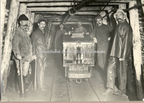 EHC-002771 6 ondergrondse mijnwerkers bij de kolentrein in de mijningang van Staatsmijn Maurits