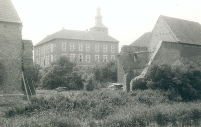 392_02_150 Kasteel Limbricht. De foto is genomen in juli 1969 voor de aanvang van de restauratiewerkzaamheden.