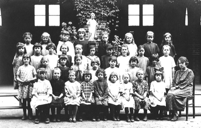 397_11_14 Leerlingen van de Rosa-Mariaschool Sittard, met hun onderwijzeres Mej. Schutgens. De school werd geleid door ...