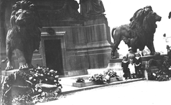 397_15_22 Mw. Maria Cornelia Hendriks Hermans en kinderen bij het graf van de onbekende soldaat in Brussel