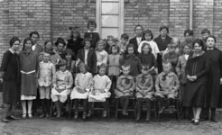 403_02_244 Moeders en kinderen uit de woonwagens aan de Rijksbrug voor de hulpkerk, later Het Kaar, omstreeks 1930.