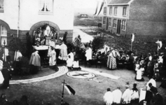 403_02_248 Pater Schreurs bij rustaltaar tijdens jaarlijkse Sacramentsprocessie te Overhoven Sittard
