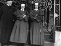 403_02_256 Pater J. Schreurs bij de Nunciatuur in Parijs