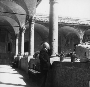 403_02_267 Pater J. Schreurs in Assisië