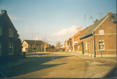 407_0010 Hoek Beekstraat en Overhoven in 1986Foto gemaakt op een bekend punt in Overhoven. Het 'Kruispunt' ...