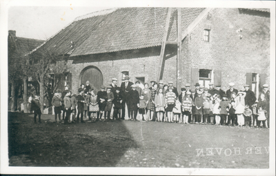 407_0012 Groep personen ter hoogte van hoek Beekstraat en Dorpstraat te Overhoven voor de boerderij van de Familie ...