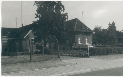 407_0013 Huizengroep in de Dorpstraat te OverhovenOp deze foto staat rechts misschien wel het oudste bewoonde huis van ...