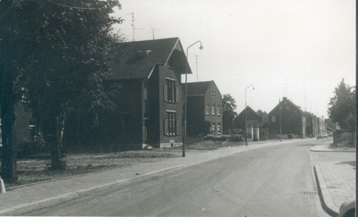 407_0015 Woningen Dorpstraat vanuit de 'Werme Houk' gezienWeg is gereconstrueerd. Vroeger waren er helemaal geen ...