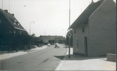 407_0051 Heistraat gezien richting Overhoven, de vroegere Dorpstraat.Vooraan rechts de woning van de Familie Harmens. ...