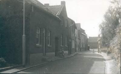 407_0056 Beekstraat richting Overhoven.Links liggen de woningen van o.a. de Familie Wagemans-Hoofwijk, Familie W. ...