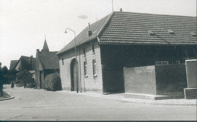 407_0058 VliekstraatDe tegenwoordige Vliekstraat die voorheen bij de Dorpstraat hoorde. Aan de rechterkant vooraan ligt ...