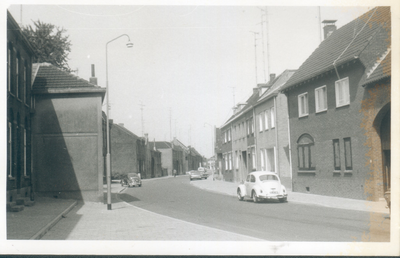 407_0082 Overhoven gezien vanuit de Vouerweg.In dit gedeelte van de straat Overhoven tot aan het 'kruuts' telde men ...