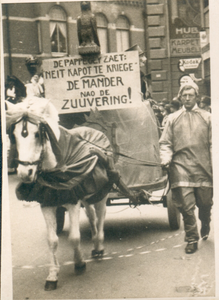 407_0093 Jacob Konings tijdens Sittardse CarnavalsoptochtKeub van de Keuning uit de Dorpstraat met een ...
