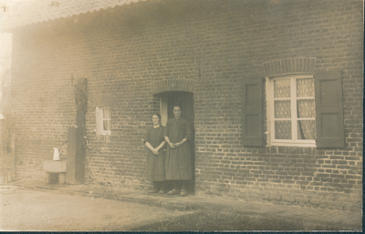 407_0104 Twee vrouwen in deuropening van boerderijFing aan het Kruuts, Josephina Roeërs-Hochstenbach met naast haar ...