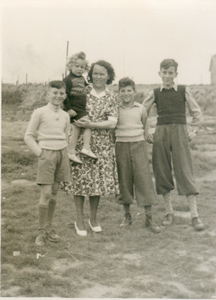 407_0111 Moeder met haar vier zonenDe foto is gemaakt op het veldje rechts voor de Tunnel Limbrichterveld 15-05-1949
