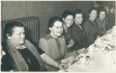 407_0117 Groep dames aan een koffietafel 