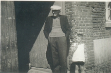 407_0120 Opa Hub Paes met zijn kleinzoon Mart, zoon van Zef.Beiden staan voor het toen nog niet verbouwde pand in de ...