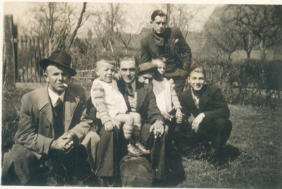 407_0122 Stel mannen uit Overhoven in de huiswei van de Familie Gruizen-Ubachs.Met hoed Zef Paes vader van Jo Paes die ...