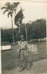 407_0130 Jacques Gruizen voor de vlag in het voormalig Nederlands Oost-Indië.Jacques Gruizen was de oudste zoon uit het ...