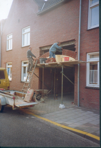 407_0150 Twee mannen op steiger voor huis 