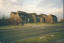 407_0206 Appartementencomplex op de noorderhoek van de Kastelenweg en de Dr. Nolenslaan. 