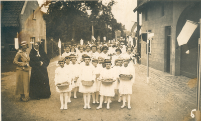 407_0318 Meisjesgroep tijdens Sacramentsprocessie in de Heistraat te Overhoven. 