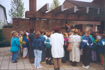 407_0385 Groep leerlingen bij het kruis aan de Heistraat. 